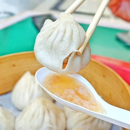 Steamed Juice Pork Buns (6 pcs) 小笼包